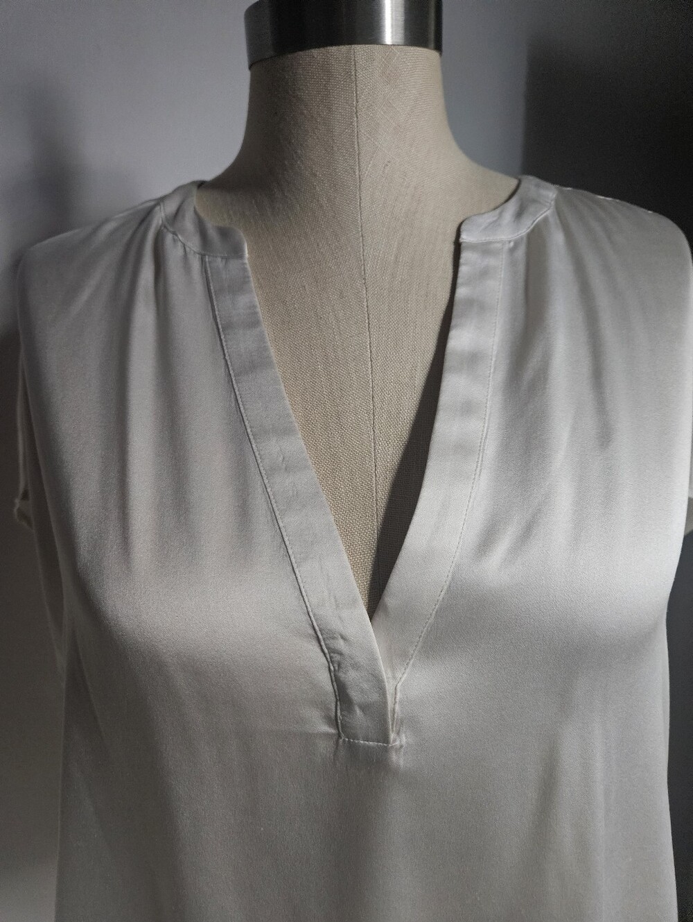 RACHEL ZOE Elegant Champagne Satin Split V-Neck Blouse | SZ M - Picture 5 of 8